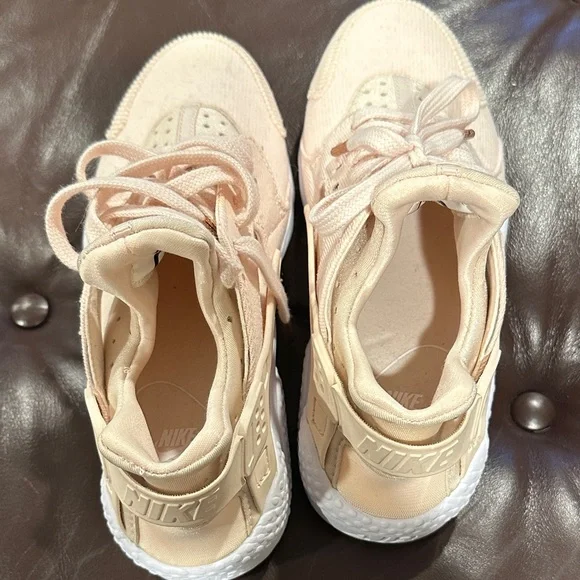 Nike Women's Blush Pink Sneakers NWOT - Picture 3 of 5